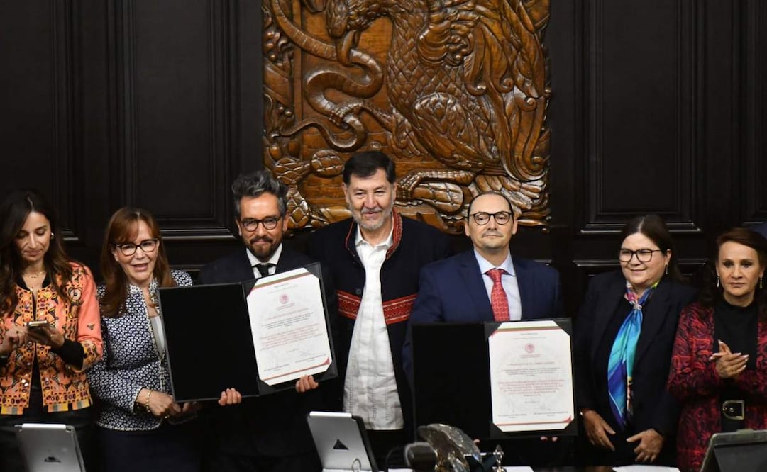 Gerardo Fernández Noroña entrega las constancias que ratifican a Genaro Lozano como embajador de México ante Italia. Foto: Mario Jasso/ Cuartoscuro