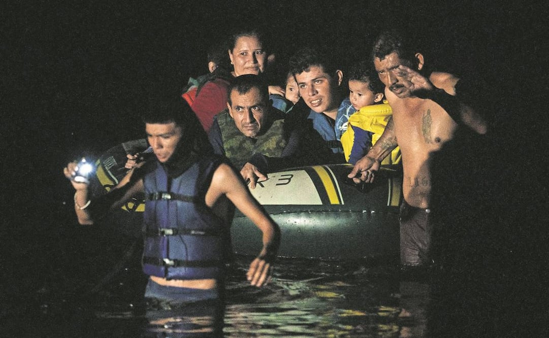Migrantes cruzan la frontera entre Estados Unidos y México en balsas en Roma, Texas, durante julio pasado.