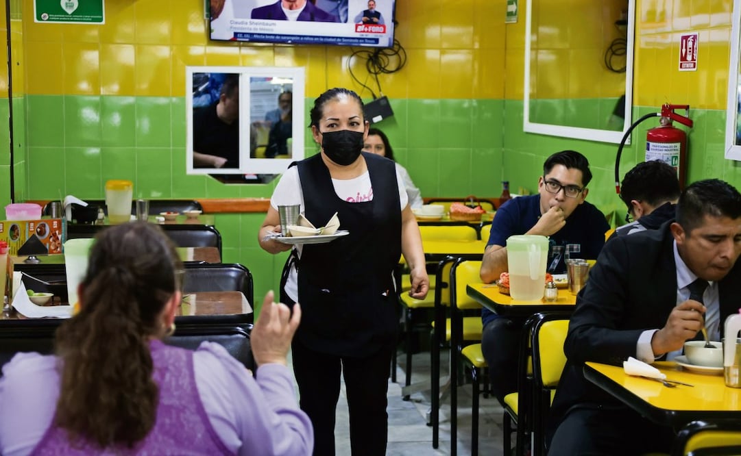 En espacios como fondas, donde se preparan alimentos, tanto cocineras como meseros mantienen el uso de cubrebocas, y los comensales priorizan la higiene de manos. (05/03/2025) Foto: Carlos Mejía | El Universal