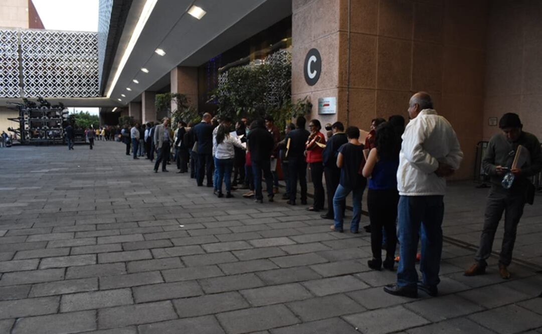 La fila inicia en las oficinas de la Comisión de Presupuesto y Cuenta Pública, ubicada en el edificio D, y rodea la plaza hasta la contra esquina, ya casi al llegar a la salida de la puerta 1 del recinto legislativo. Foto: El Universal
