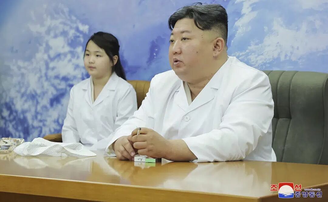 El gobernante Kim Jong Un y su hija visitaron la agencia aeroespacial de Corea del Norte, el martes 16 de mayo de 2023. Foto: AP