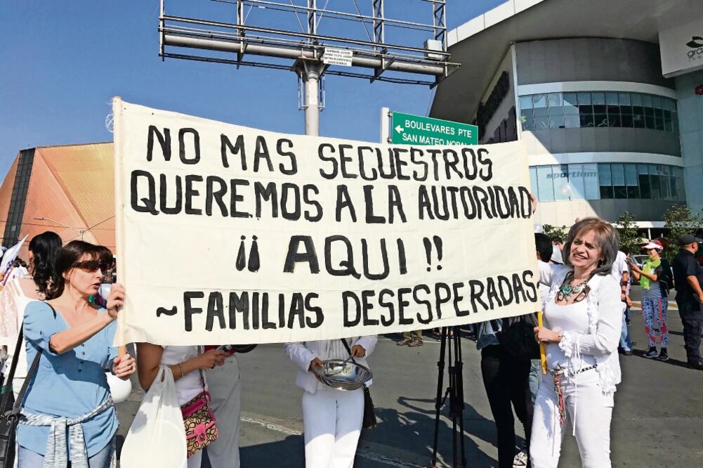 En la glorieta de Lomas Verdes alrededor de 50 personas reclamaron que las autoridades no pongan fin a los plagios de estudiantes, ni a los asaltos con violencia, así como a los plagios. (FOTO: REBECA JIMÉNEZ. EL UNIVERSAL)