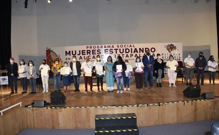 Iztapalapa entrega apoyos a mujeres que concluyeron estudios