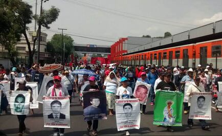 Marcha por los 43 avanza por calzada de Tlalpan