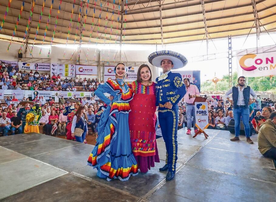 Xóchitl Gálvez fue recibida con un espectáculo folklórico a cargo de un grupo de jóvenes vestidos de charros y amazonas. Foto: Especial