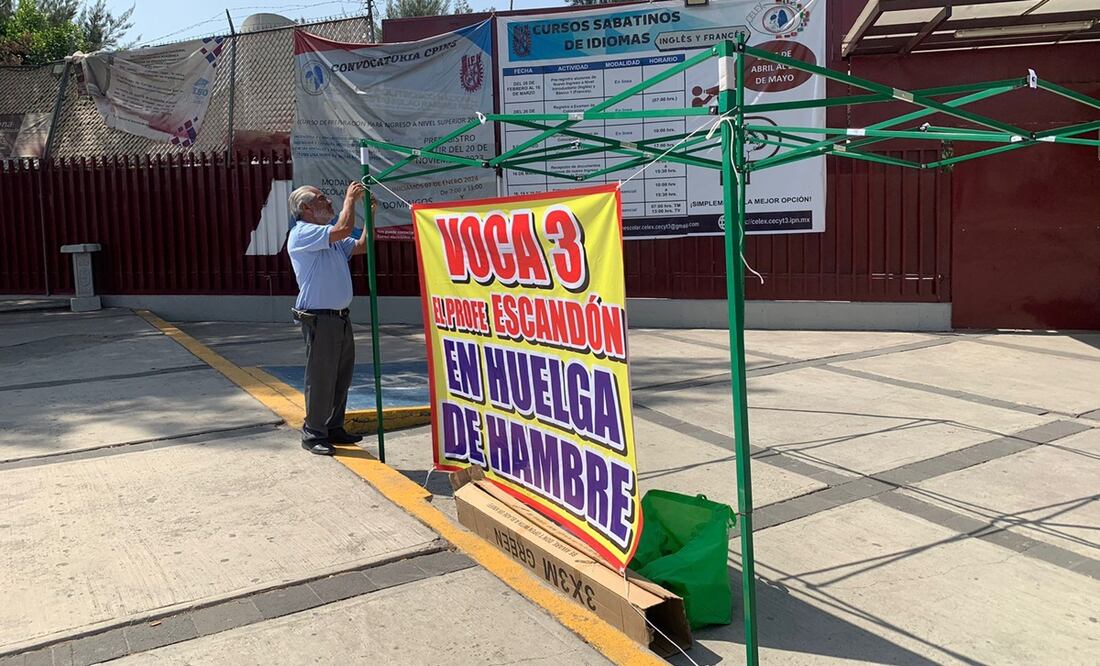 Profesor del IPN Vocacional 3 inicia huelga de hambre exige sea reinstalado en los grupos que imparte materias. Foto: Especial