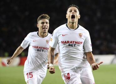 "Chicharito" Hernández anota golazo en la victoria del Sevilla en Europa League