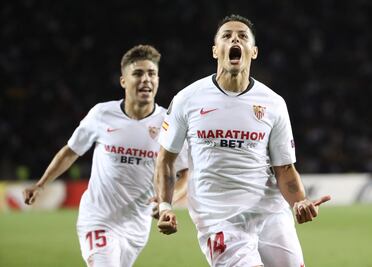 "Chicharito" Hernández anota golazo en la victoria del Sevilla en Europa League