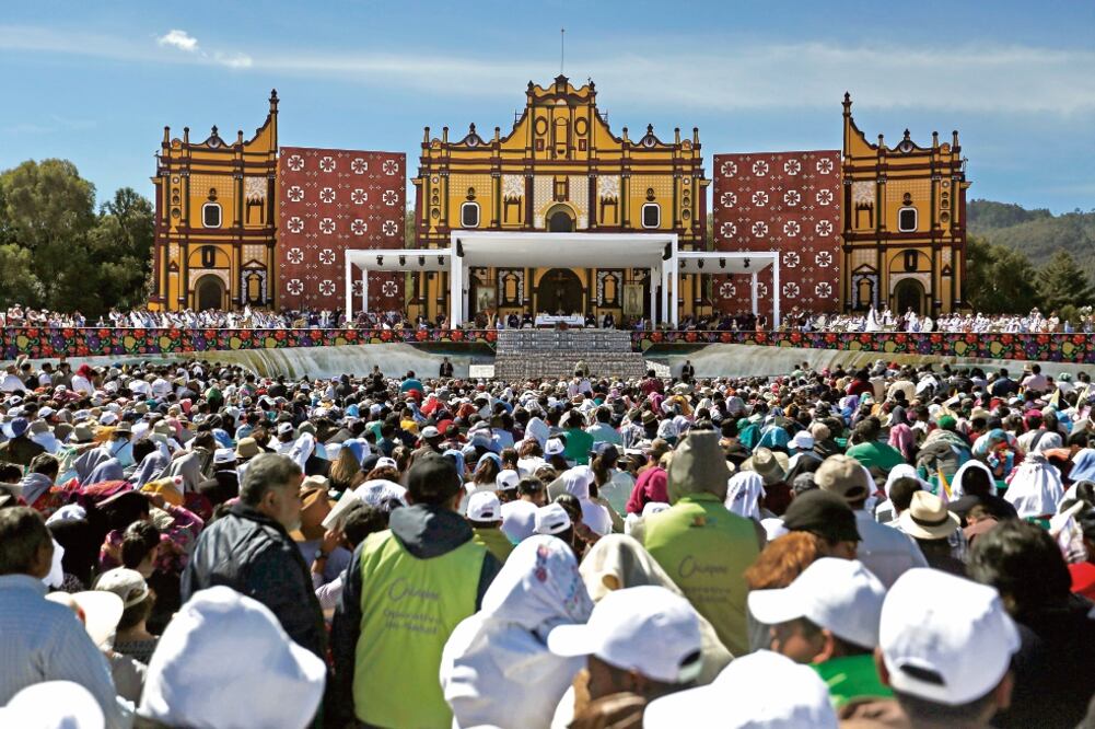 Con un monumental escenario de fondo, que recreó la catedral de San Cristóbal de las Casas, en el Centro de Servicios Deportivos Municipales, el papa Francisco ofició misa a la que asistieron 100 mil personas (EDGARD GARRIDO. REUTERS)