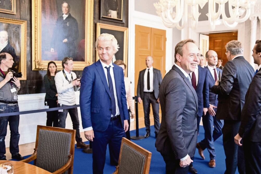 Geert Wilders (centro), líder del PVV, a su llegada ayer a una reunión con el presidente del Senado, en La Haya, un día después de las legislativas (AFP)