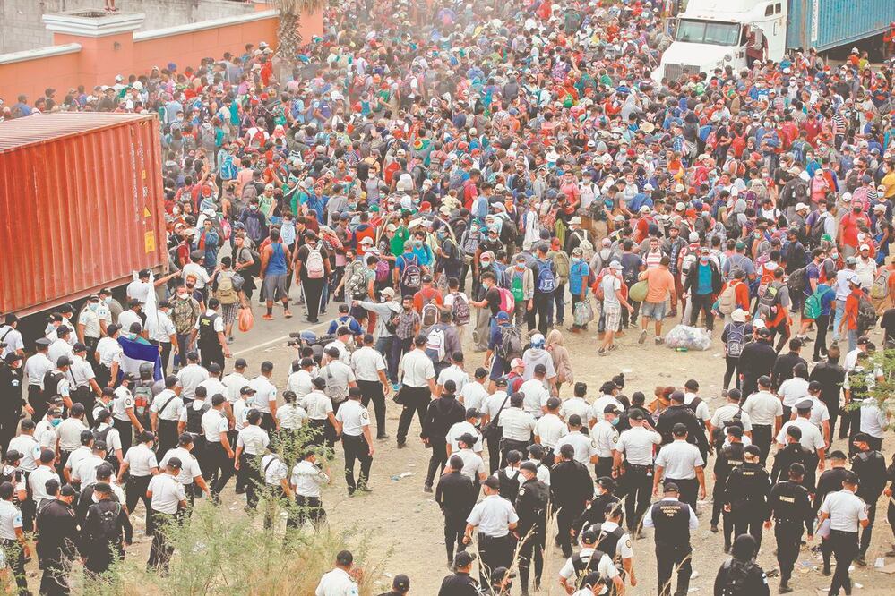 Gobiernos de Centroamérica, México y Estados Unidos analizan el avance de la caravana migrante que ayer fue disuelta en Guatemala. ESTEBAN BIBA. EFE 