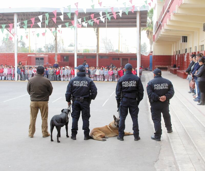 En la Escuela España de Torreón arrancó ayer el operativo Mochila Segura. FRANCISCO RODRÍGUEZ. EL UNIVERSAL