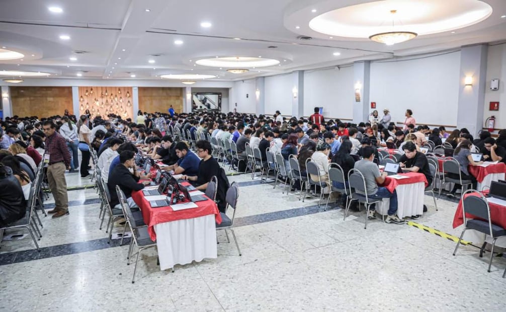 Entre nervios y bendiciones, aspirantes a la UNAM inician Examen de Control en Guanajuato; forman fila de más de 100 metros.
Foto: Gabriel Pano / EL UNIVERSAL