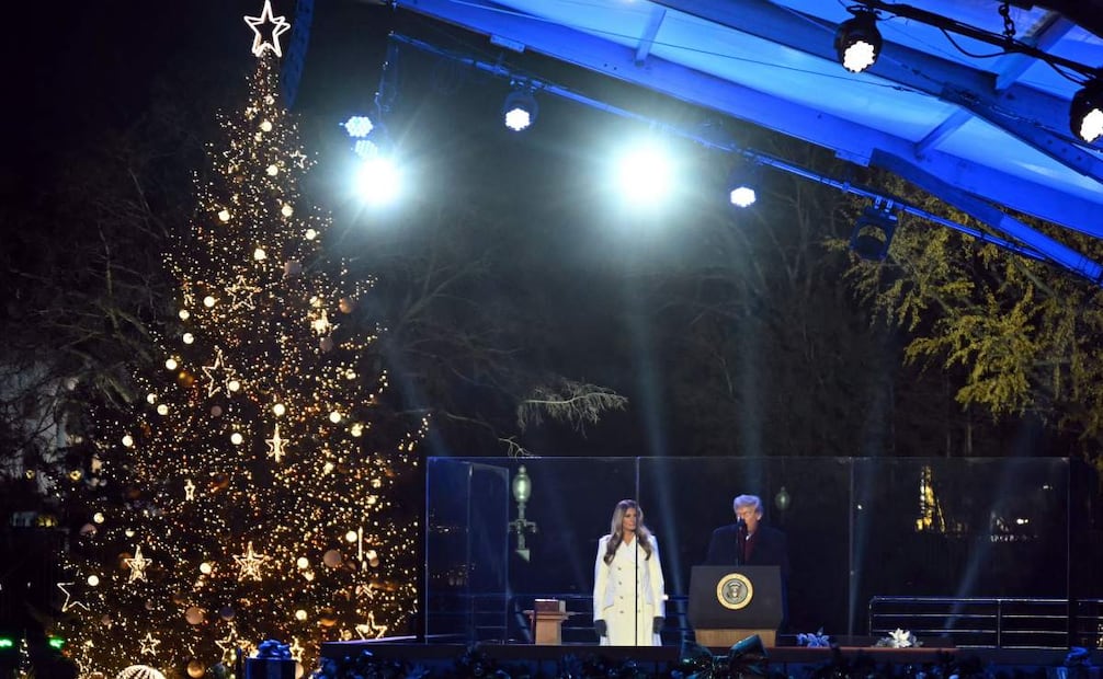 Donald y Melania Trump realizan la ceremonia que da inicio a la navidad en la Casa Blanca. (04/12/25) Foto: AFP