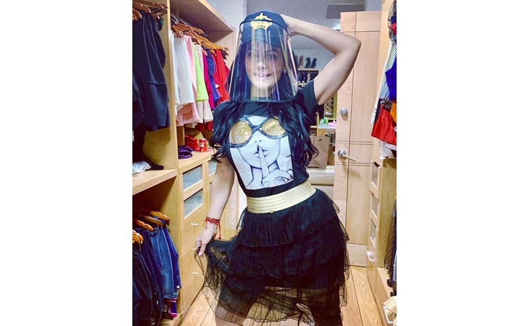 Maribel Guardia posó con gorra que trae integrada una máscara. Foto: Instagram