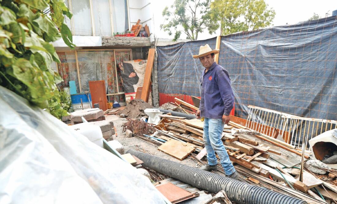 Carlos está reparando su drenaje por cuenta propia pues dice que vive con sus padres, personas de la tercera edad, quienes necesitan salubridad. (YADÍN XOLALPA/EL UNIVERSAL)