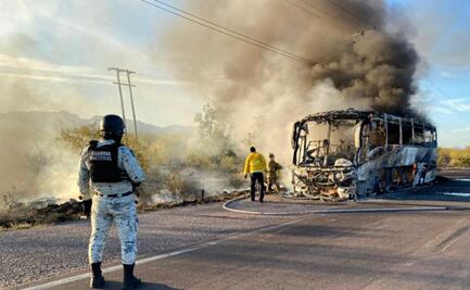 Hombres armados bajan a obreros de camiones en Sonora e incendian las unidades