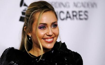 Miley Cyrus luce sus pezones frente al espejo