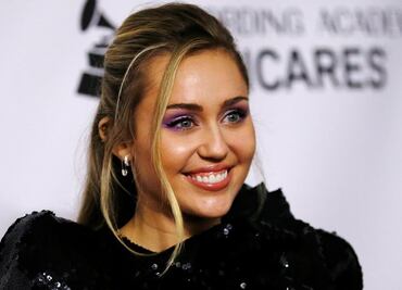 Miley Cyrus luce sus pezones frente al espejo