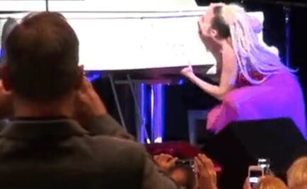 Cyrus lame piano y lo subastan en 50 mil dólares