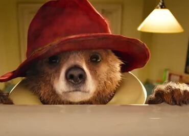 Osito Paddington recibe su pasaporte oficial; Reino Unido se lo entrega para que “pueda viajar a Perú”