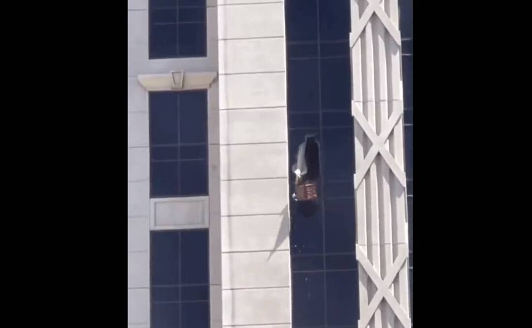 El área de albercas fue cerrada, después de que aparentemente el sujeto comenzara a arrojar muebles y objetos por la ventana. Foto: Captura de pantalla.