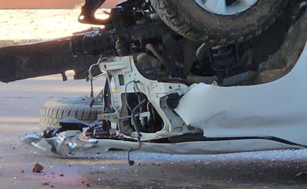Comandante de Policía Municipal sufre atentado en Culiacán; su vehículo volcó tras el ataque.
Foto: Especial.
