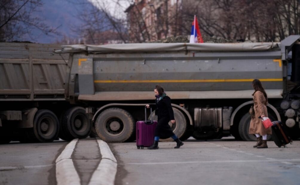 Kosovo cierra puesto fronterizo tras nuevos bloqueos serbios