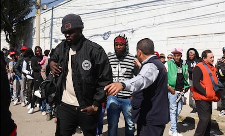 FOTOS: Migrantes desbordan asistencia a oficinas de la Comar en Naucalpan para quedarse en México