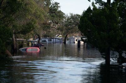 Hombre salva a su madre en silla de ruedas y con el agua hasta el pecho por el huracán Ian