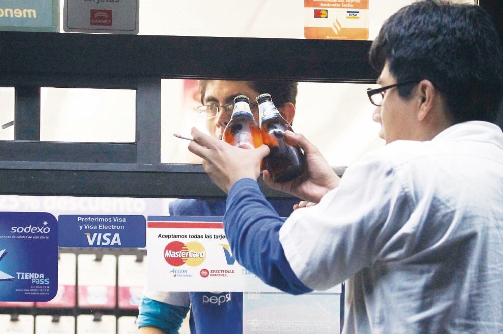 Legisladores señalaron que en la elección pasada más de 50% de las casillas registraron ausencia, además de que la participación ciudadana fue baja, pues apenas superó 50%, lo que se agravaría con el consumo de bebidas embriagantes. (ARCHIVO EL UNIVERSAL)