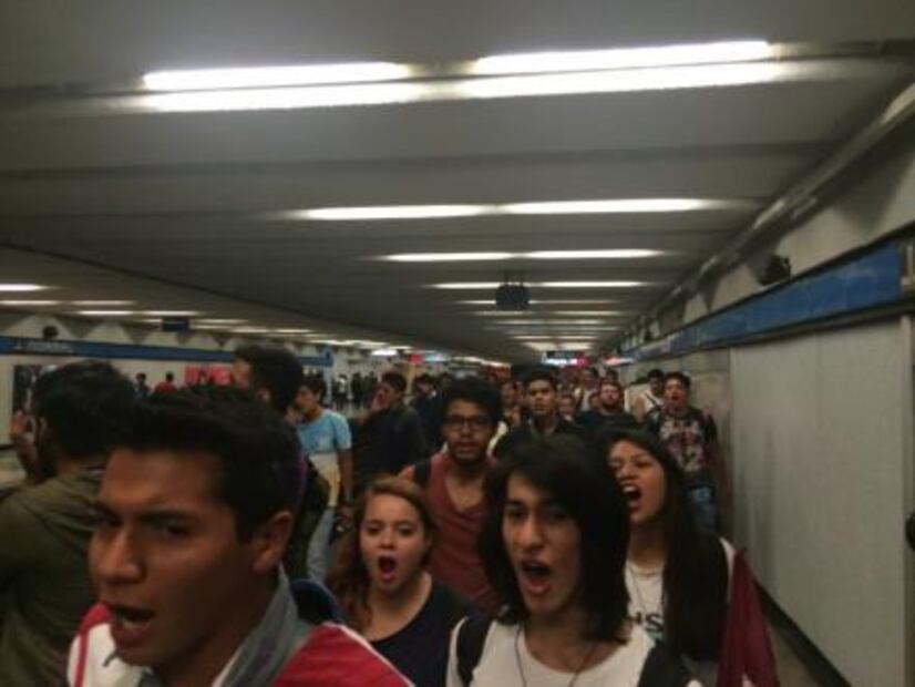 Alumnos se movilizan a Zacatenco; van en Metro