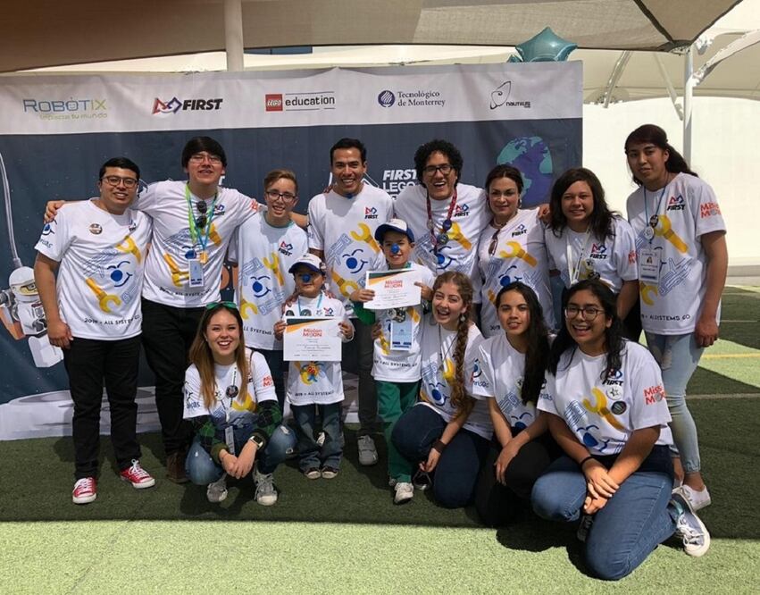 Niños con cáncer participan en concurso de robótica