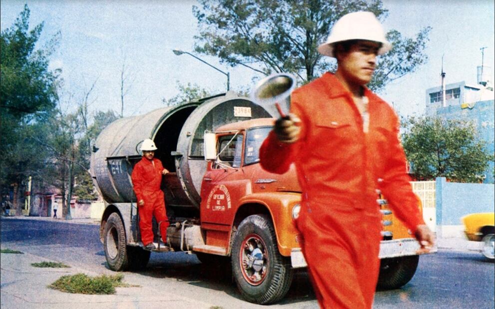 El inconfundible sonido de la campana anuncia la llegada del camión recolector de basura en algún punto de la ciudad a finales de los años sesenta. Foto: Col. Villasana-Torres, Archivo EL UNIVERSAL. 