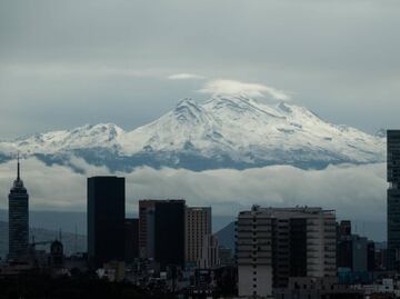 FOTOS y VIDEOS: Las impresionantes imágenes de los volcanes cubiertos de nieve que custodian a la CDMX