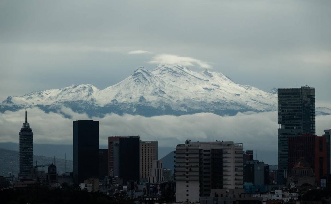 CIUDAD DE MÉXICO, 23NOVIEMBRE2023.- Los volcanes Popocatépetl e Iztaccíhuatl son visibles desde la zona poniente de la capital del país. Ambos con presencia de nieve en las cúpulas. FOTO: GALO CAÑAS/CUARTOSCURO.COM