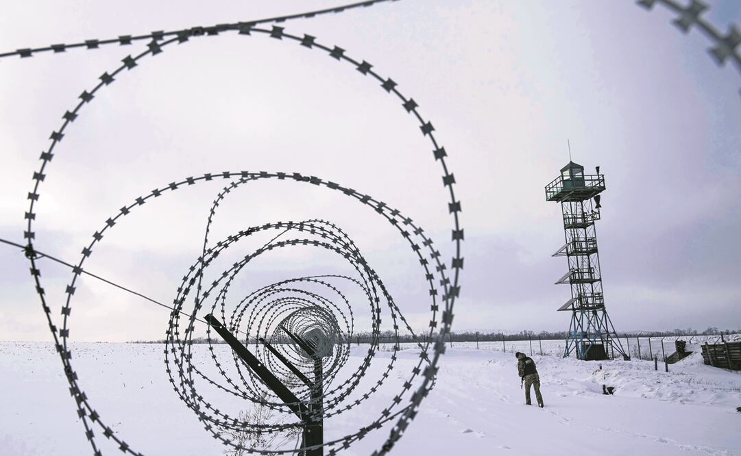 Un guardia fronterizo ucraniano en la zona limítrofe con Rusia, cerca de Hoptivka, en la región de Kharkiv. Foto: Evgeniy Maloletka. AP