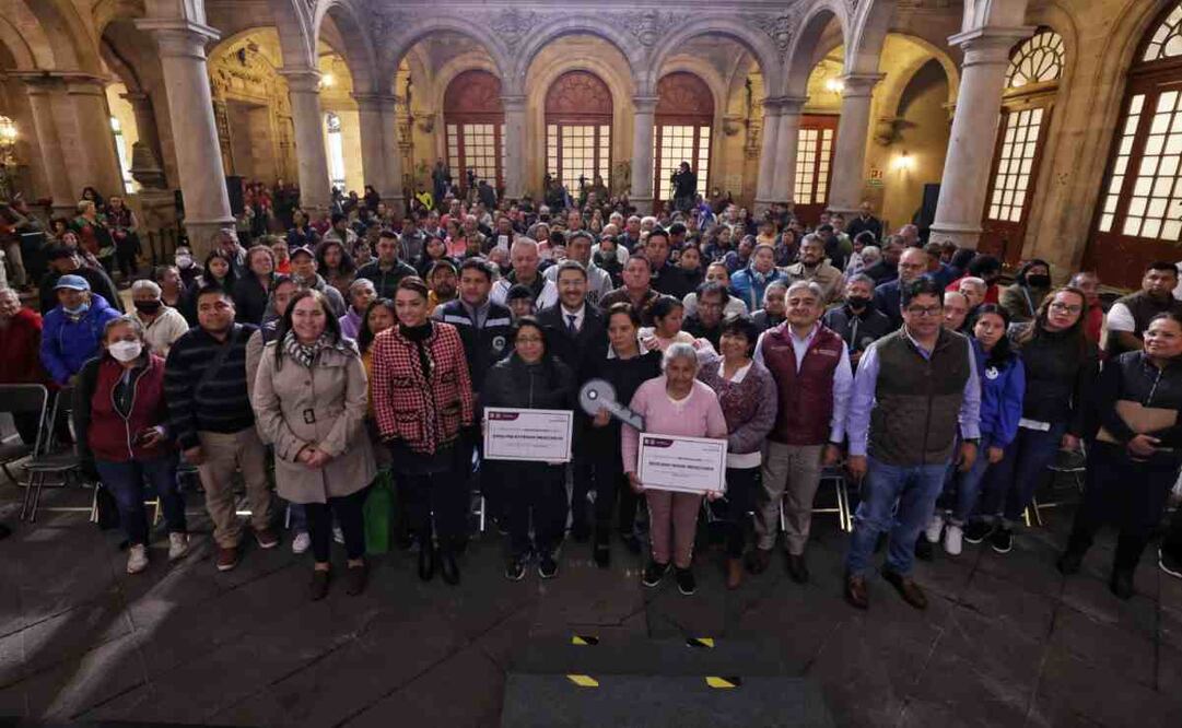 Batres entrega 230 apoyos de reconstrucción. Foto: Especial