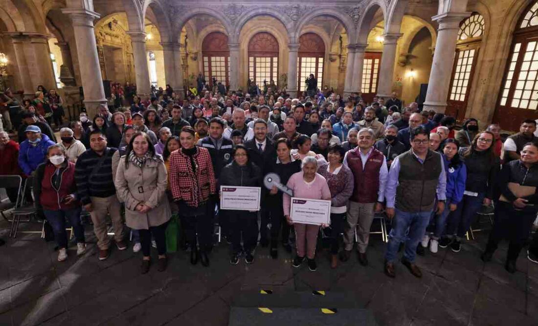 Batres entrega 230 apoyos de reconstrucción. Foto: Especial