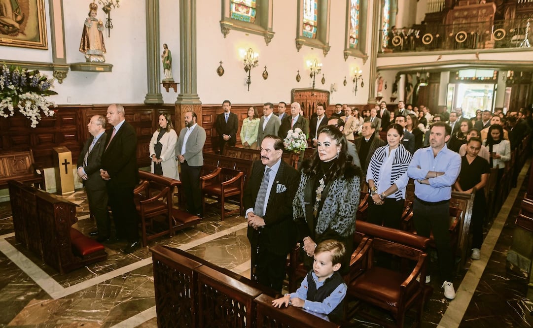 La familia Ealy y colaboradores de EL UNIVERSAL, durante la misa por el 108 aniversario de la fundación de este periódico. Foto: Gabriel Pano / EL UNIVERSAL