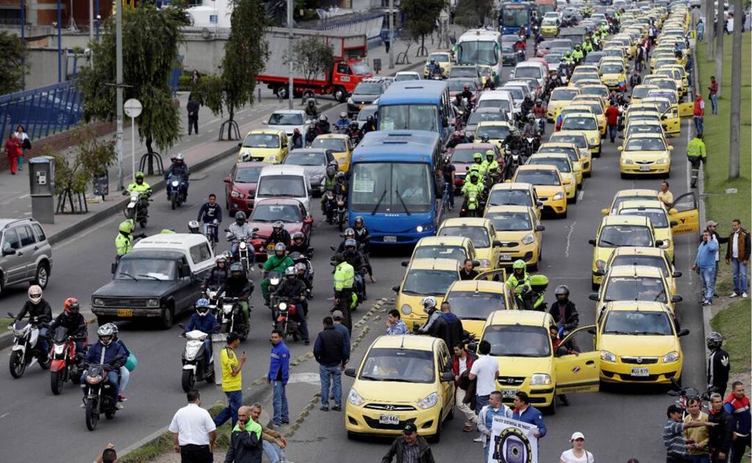 Los principales focos de protesta estuvieron en el norte de la ciudad, en pleno sector empresarial, donde varios centenares de taxistas circularon a baja velocidad empeorando el ya caótico tránsito en esa zona Foto: AP