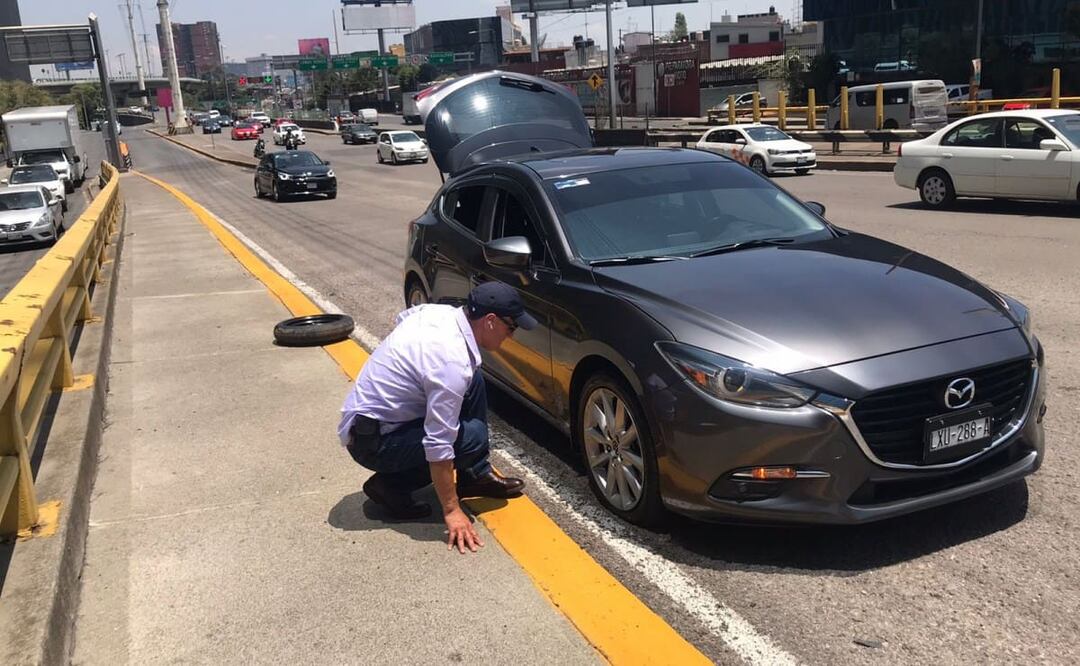 Desde el fin de semana decenas de autos, camiones y motocicletas dañados por el bache, quedan parados incluso en el carril de alta velocidad de Río San Joaquín frente a Plaza Toreo. Foto: Rebeca Jiménez. EL UNIVERSAL