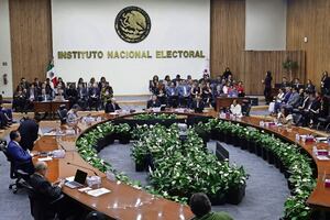 INE batea al PAN; rechaza suspender mitin de Sheinbaum en Zócalo