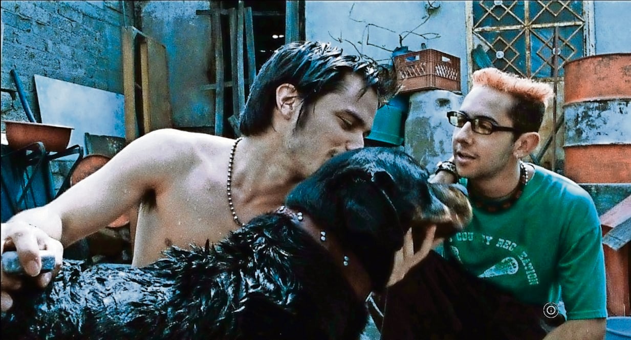 En el filme Gael García dio vida a Octavio, quien junto a Jorge (Humberto Busto), vivía de las peleas de perros. Foto: Archivo EL UNIVERSAL
