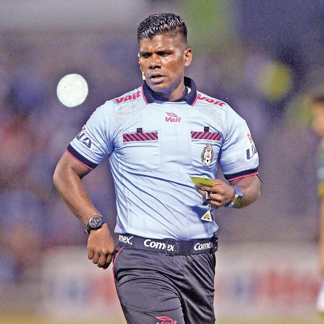 Adalid Maganda confía en que podrá regresar a su pasión, el arbitraje, y contribuir de esta forma a la lucha contra el racismo. Foto: ARCHIVO EL UNIVERSAL
