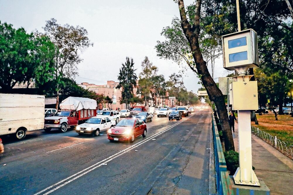 La SSP informó que en tres años, el Gobierno local ha obtenido 288 millones 308 mil 97 pesos a través de las fotomultas (ARCHIVO EL UNIVERSAL)