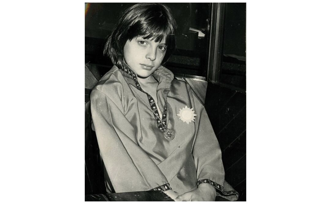 Luis Miguel nació en Puerto Rico, el 19 de abril de 1970, hijo del español Luisito Rey y la actriz italiana Marcela Basteri. Su carrera despegó cuando en 1981 a los 11 años de edad, cantó en la boda de la hija del presidente José López Portillo.