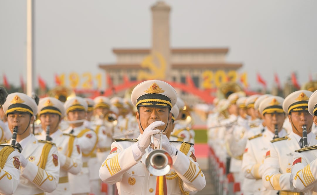 Una banda militar ensaya para una ceremonia para conmemorar el centenario de la fundación del gobernante Partido Comunista Chino, en julio pasado. Foto: AP