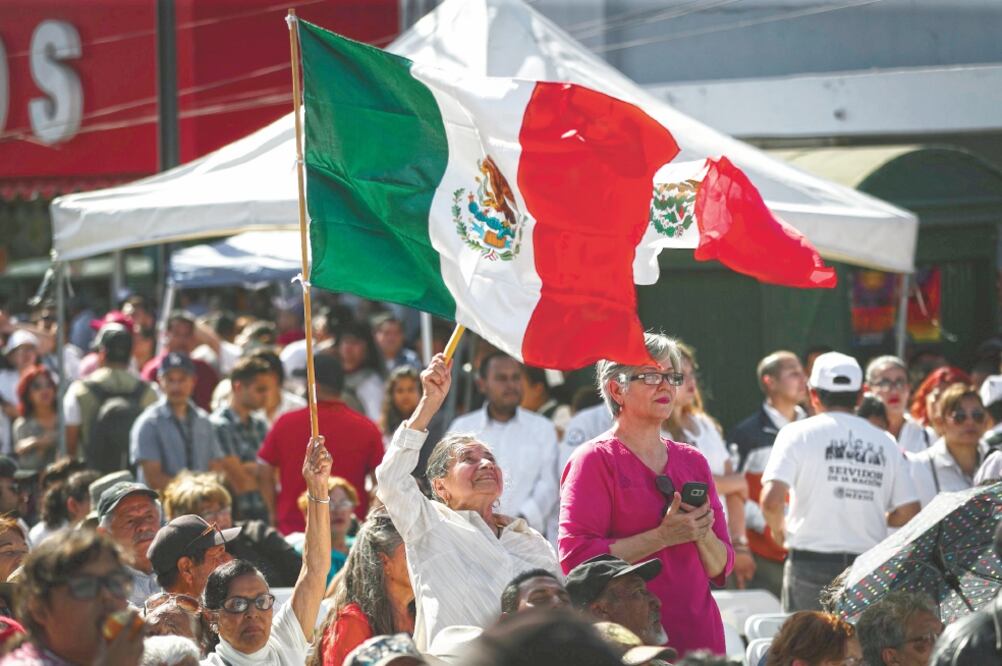 En las calles de Constitución y Benito Juárez retumbó el Himno Nacional que se alcanzó a escuchar en San Ysidro, donde inicia la Unión Americana. Foto: DIEGO SIMÓN. EL UNIVERSAL