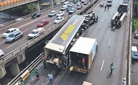 ¡Valió fruta! Tráiler cargado con naranjas y limas se volcó y casi cae de puente en la Venustiano Carranza